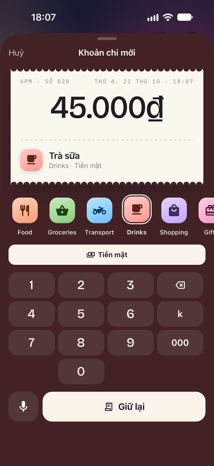 Thêm nhanh: phiếu 45.000₫ cho Trà sữa, nhóm Đồ uống, trả tiền mặt, phía trên hàng nhóm chi tiêu, bàn phím số và nút Giữ lại.